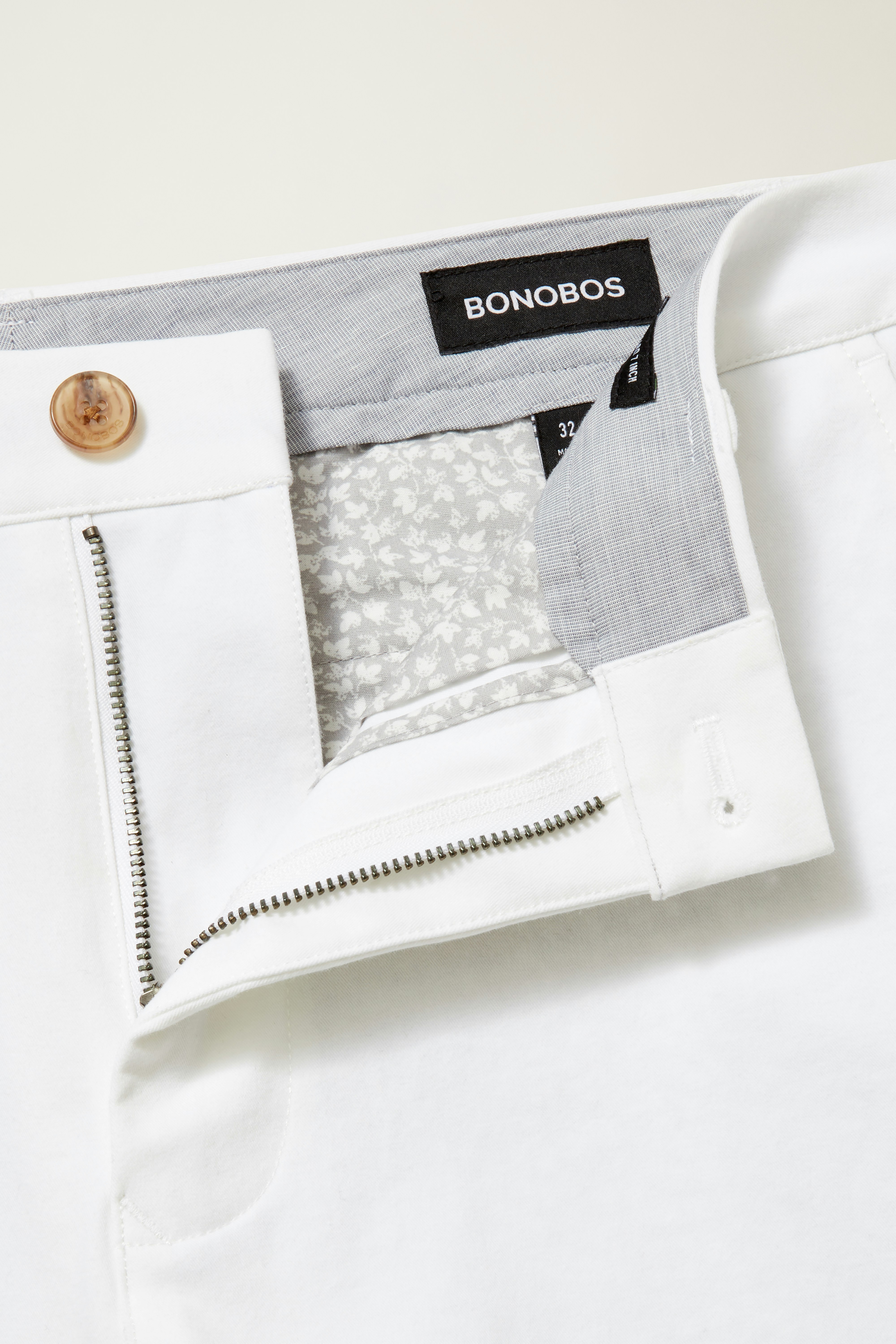 The Chino Short 2.0 brilliant white