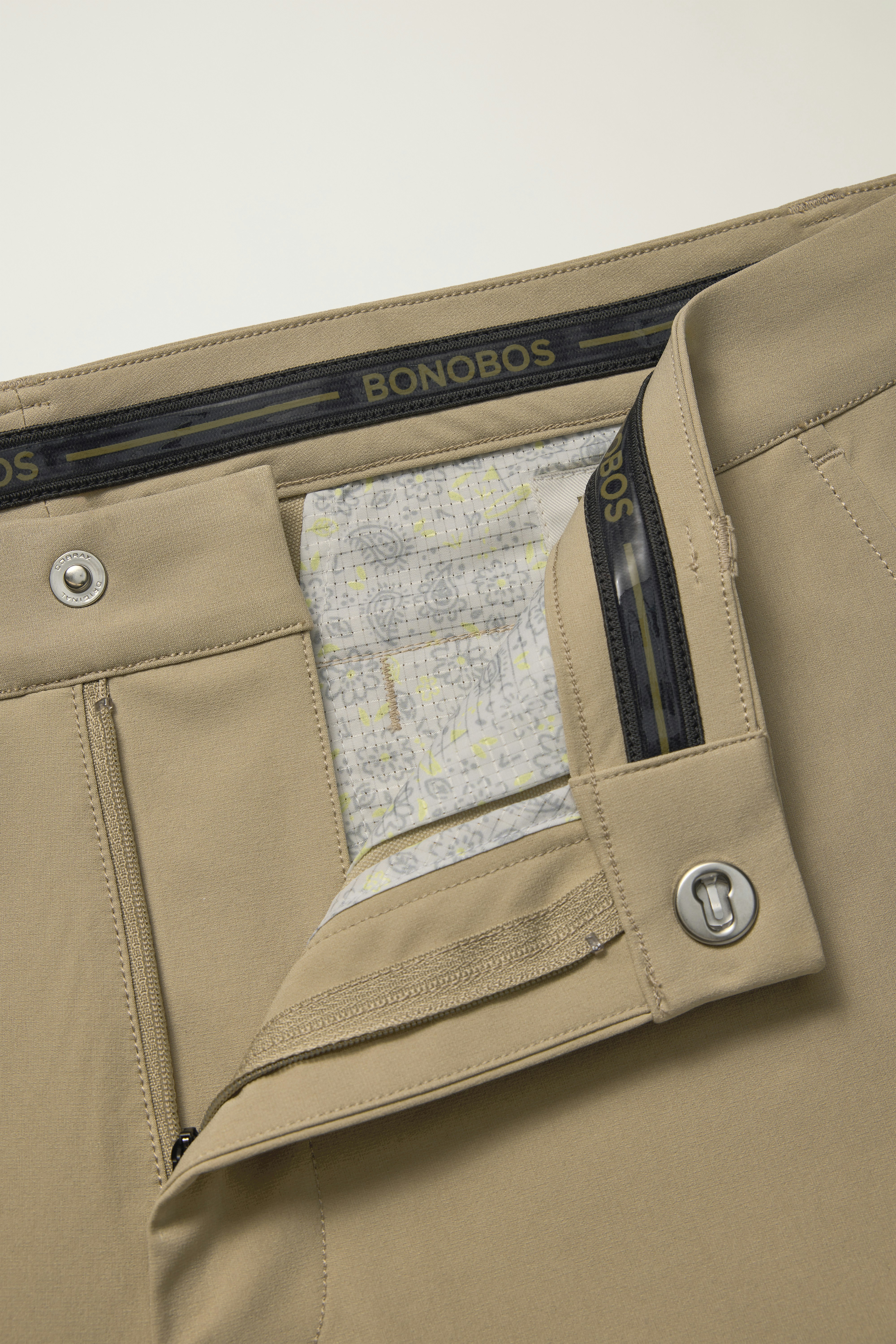Course Legend Shorts sand trap tan