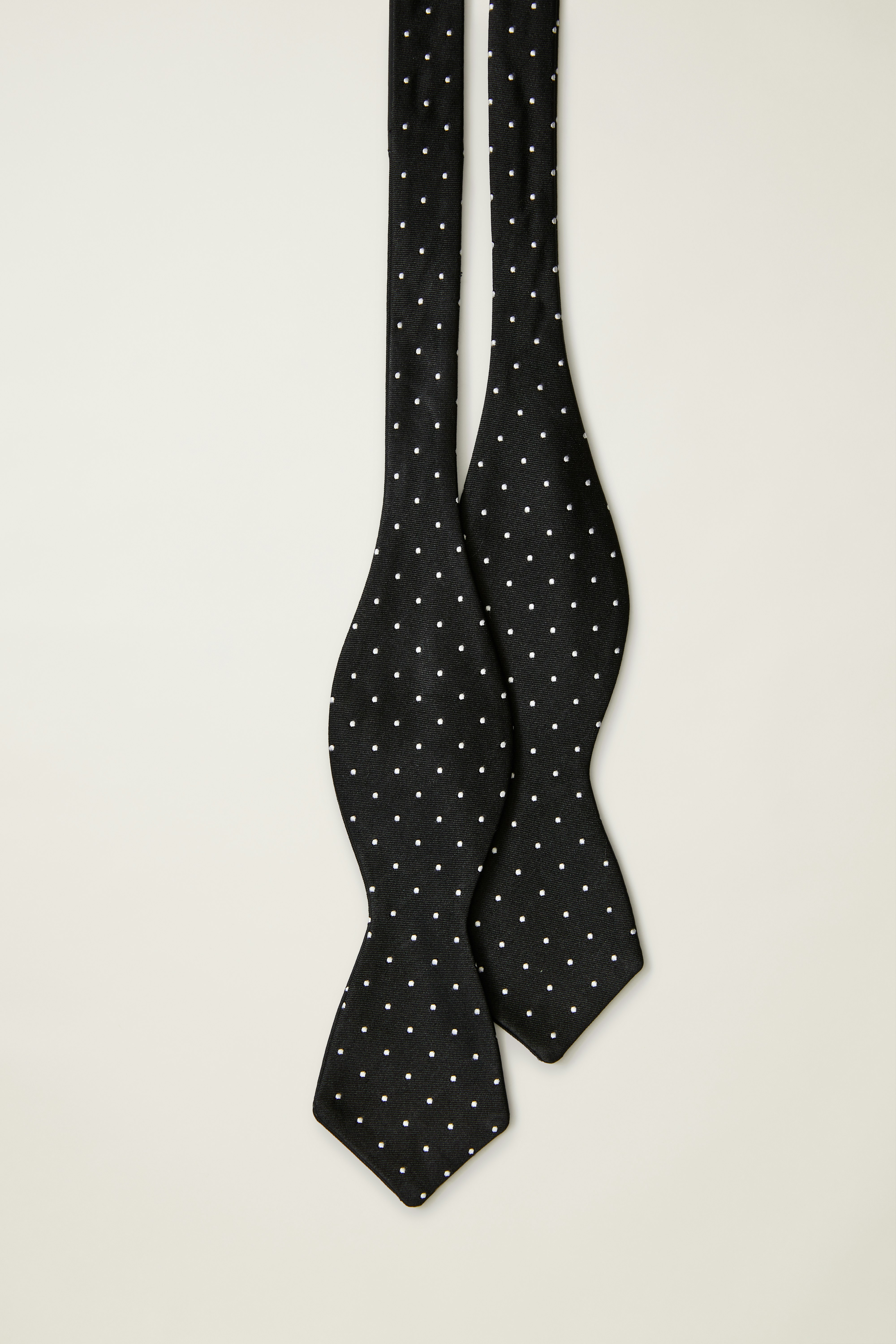 Premium Bowtie black dots silk
